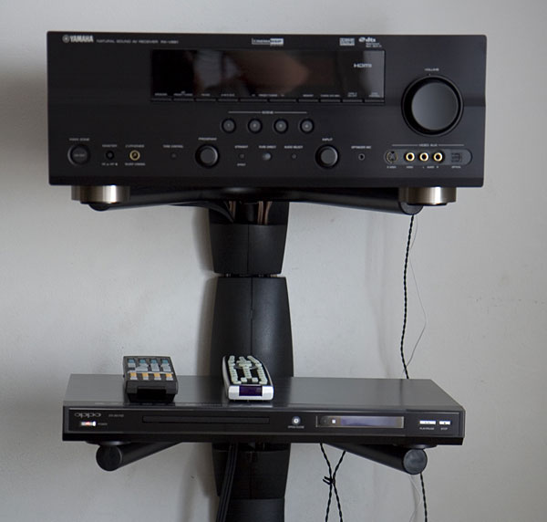 Yamaha RX-V661 A/V receiver i Oppo DV-981HD DVD player na svom mestu na zidnim držačima