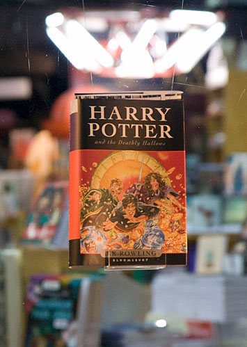 Harry Potter and the Deathly Hallows u izlogu knjižare Plato